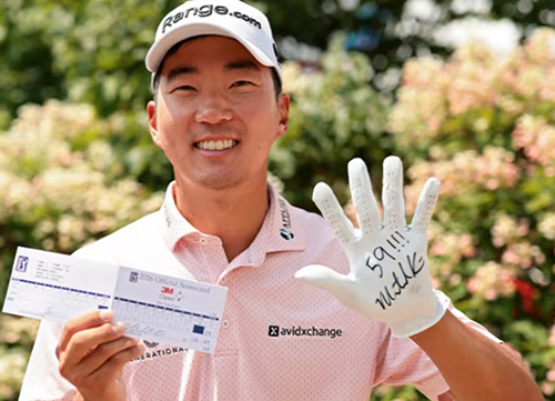 Michael Kim firma un espectacular 59 y lidera con -14