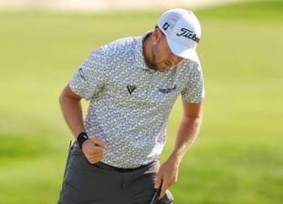 Lee Hodges arrasa en su primera victoria