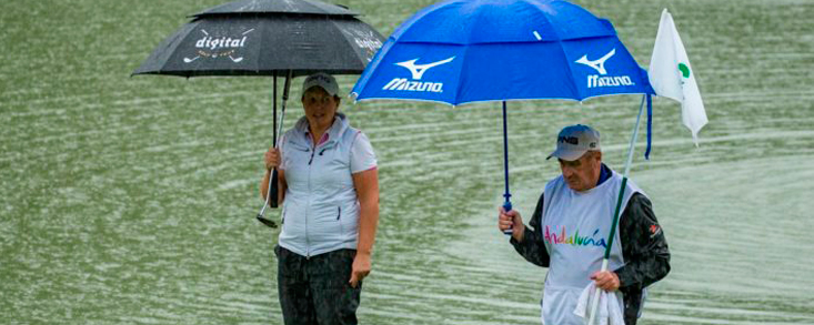 La lluvia impide la finalización de la primera jornada con María Hernández y Azahara Muñoz a un golpe de las líderes