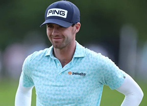 Alex Smalley resiste en Aronimink y llega líder al domingo con Jon Rahm al acecho y David Puig dentro del top30