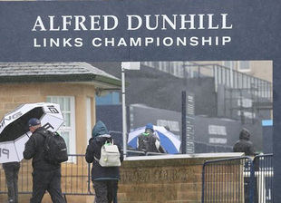 Robert Macintyre y Richard Sterne pueden con la lluvia y el viento