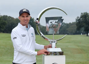 Alker desbanca a Jiménez de la Charles Schwab Cup