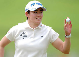 Akie Iwai sigue dominando en Japón con Azahara trigésima con -6