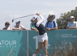 Bennett lidera tras una brillante segunda jornada