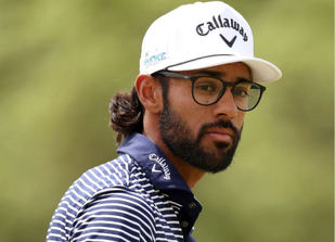 Akshay Bhatia resiste al viento de Pebble Beach