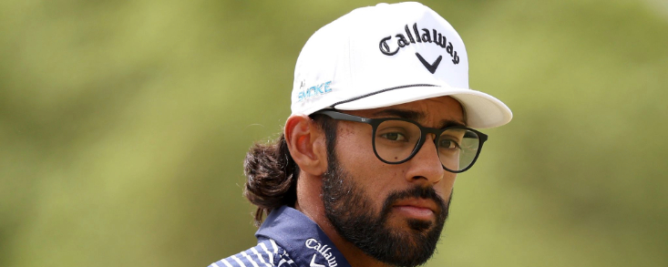 Akshay Bhatia resiste al viento de Pebble Beach