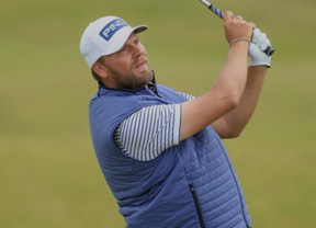Cinco birdies y dos eagles colocan a Daniel Brown líder tras el turno de mañana