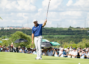 Bryson DeChambeu sigue en su nube de buen juego