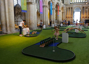 Un minigolf en la Catedral de Rochester