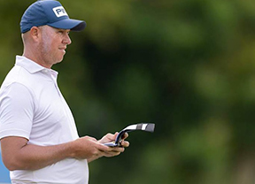 MJ Daffue lidera con autoridad en en Fancourt