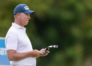 MJ Daffue lidera con autoridad en en Fancourt