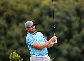 FollettSmith domina el inicio del torneo tras la lluvia y lidera con un brillante 60