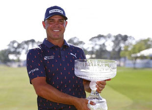 Gary Woodland le da la vuelta al mundo del golf