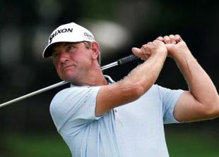 Lucas Glover mantiene el pulso en un discreto inicio español