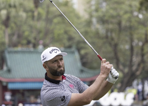 Vueltón de Jon Rahm para meterse en la pelea