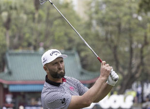 Vueltón de Jon Rahm para meterse en la pelea