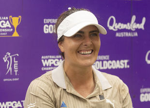 Kelsey McDonald, récord del campo y liderato