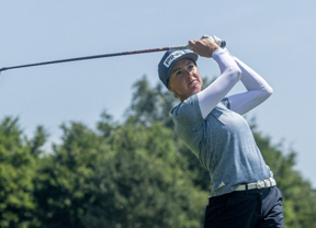 Kelsey Bennett lidera la clasificación en la primera jornada con una ronda de 67 golpes (-5)