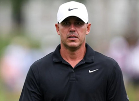 Koepka se retira por dolores en el codo y manos