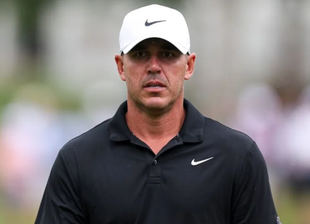 Koepka se retira por dolores en el codo y manos