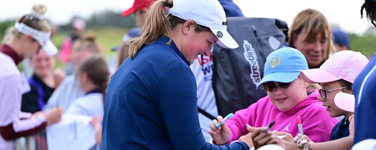 Lottie Woad deslumbra en Escocia y lidera el Scottish Open en su debut profesional