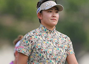 Julia López brilla con 65 golpes y se mantiene quinta