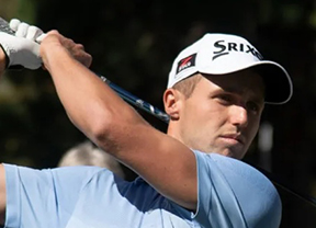 -7 en 12 hoyos para colocar a Brown líder en solitario