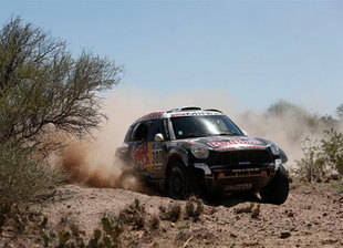 Nasser Al-Attiyah gana sin inquietar a Peterhansel