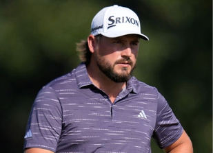 Andrew Novak lidera relajado en el último del año