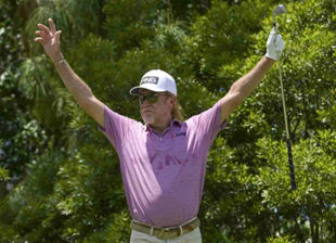 Jiménez hace su 16º hoyo en uno y peleará por ganar