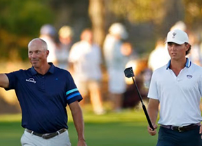 Matt Kuchar y su hijo Cameron, líderes con quince bajo par