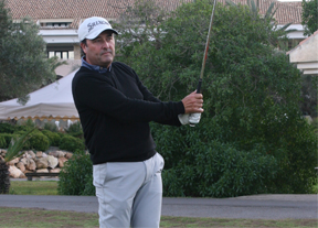 Rafael Benítez lanza el órdago en Golf Almerimar con 67 golpes