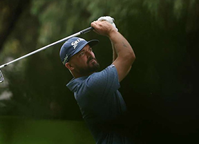 Robinson Thompson lidera en una jornada caótica