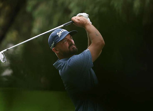 Robinson Thompson lidera en una jornada caótica