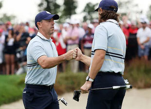 McIlroy y Fleetwood, un martillo pilón en los foursomes