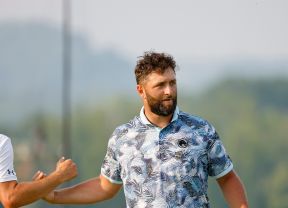 Jon Rahm cimenta su deslumbrante inicio en Oakmont con una exhibición desde el tee de salida
