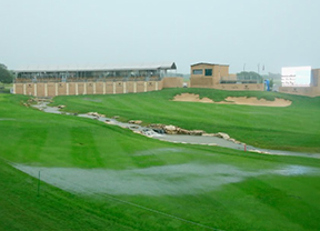 Un sábado empapado con Robert MacIntyre que se mantiene líder y a la espera de un domingo interminable