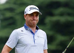 Justin Thomas se mantiene en cabeza con -12, pero firma ocho golpes más que el jueves