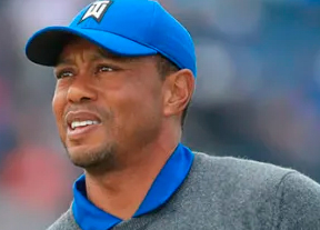 Un apagado Tiger Woods no consigue arrancar con 78 golpes
