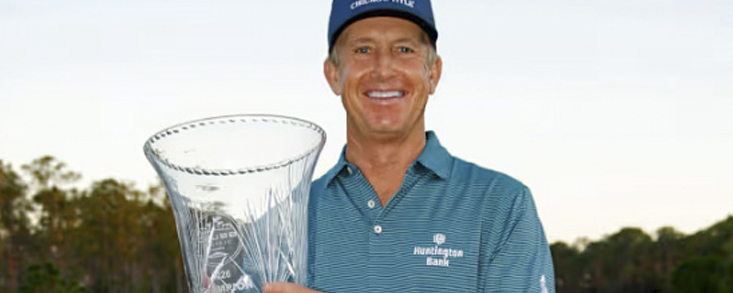 David Toms suma su quinta victoria en el Champiosn tour con Jiménez muy mal