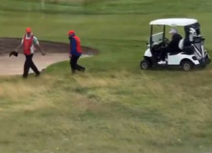 Así juegan Donald Trump y su caddie