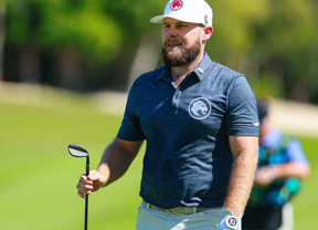 Hatton domina en The Grove con -13, con Rahm tercero y liderando la clasificación por equipos