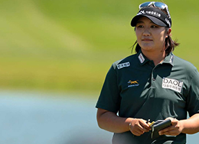 Ryu manda en el KPMG con Henderson al acecho