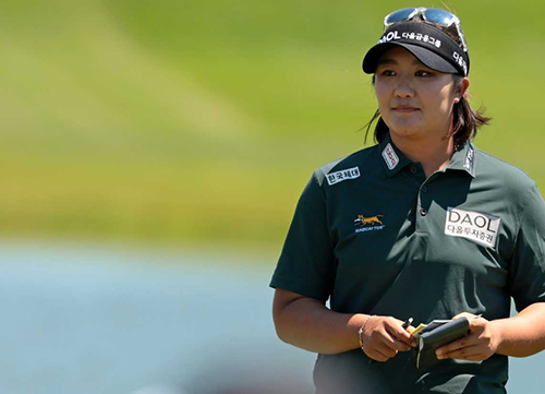 Ryu manda en el KPMG con Henderson al acecho