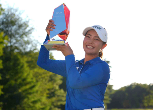 Wang se estrena con una gran actuación de Julia López