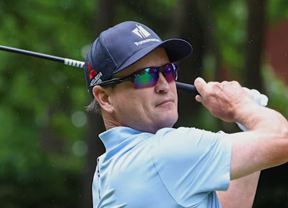 Johnson mantiene el liderato en Sugarloaf con solvencia
