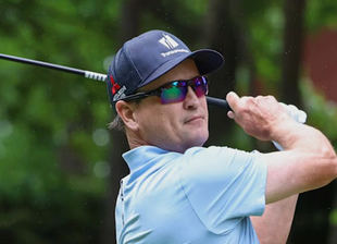 Johnson mantiene el liderato en Sugarloaf con solvencia